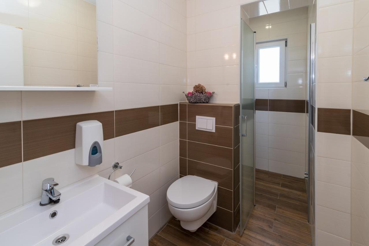 Apartments & Rooms Lavanda Malinska Ngoại thất bức ảnh